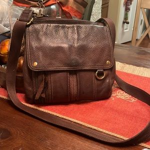 LOVED-genuine leather FOSSIL crossbody bag. Pockets and compartments galore!